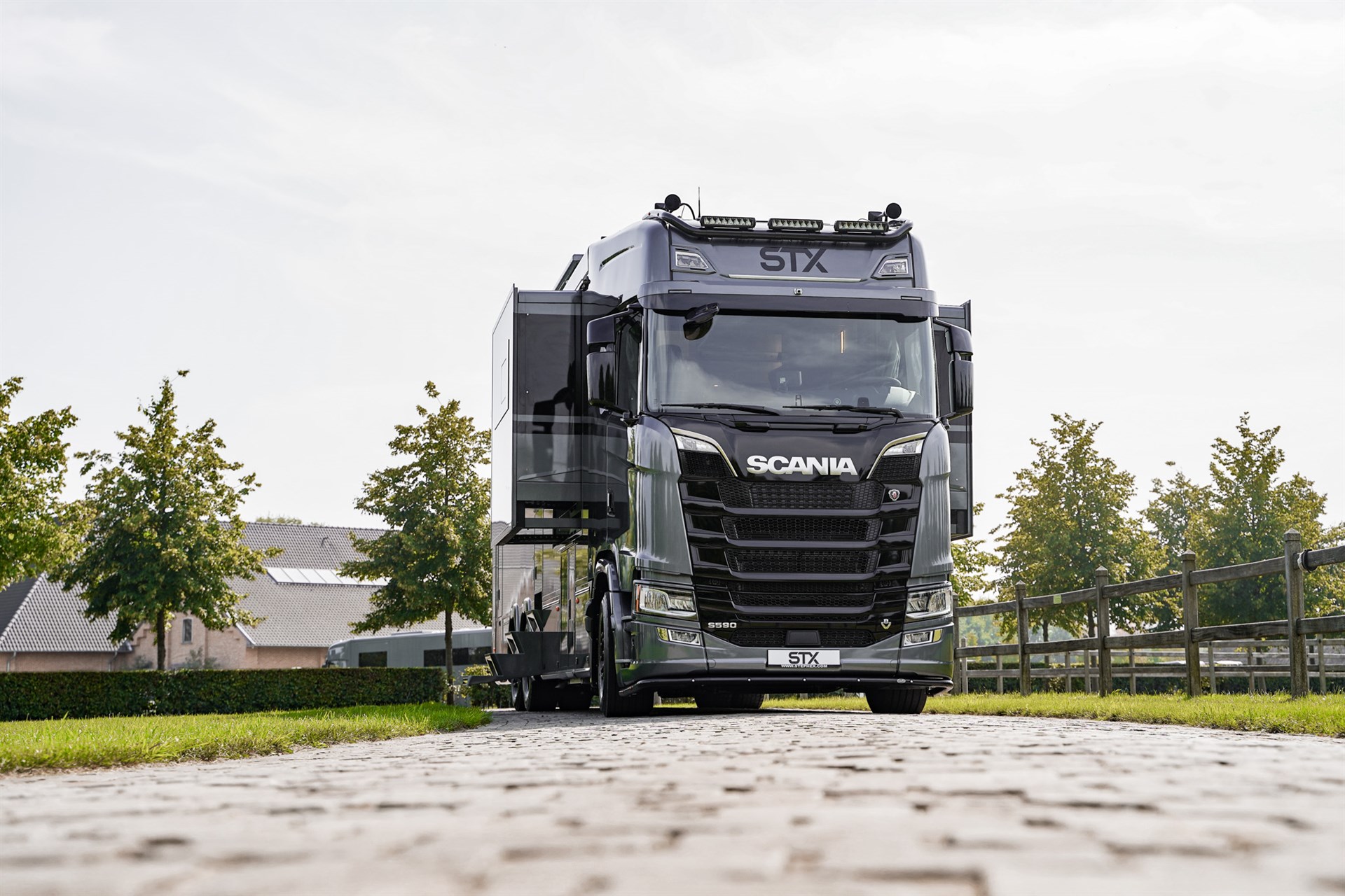 <h1 style="color:white;">NYE RACETRUCKS</h1>

<p>Nye racetrucks opbygget efter dine ønsker. Fra stor garage med plads til racerbil og værksted til komplette løsninger med opholdsrum, køkken, bad og sovefaciliteter.</p>

<img class="icon" style="padding-top:40px; padding-bottom:40px;" 
src="/files/d5da196d-65ab-4da7-9e2a-206a8e33459c/p-logo2.png" 
/>