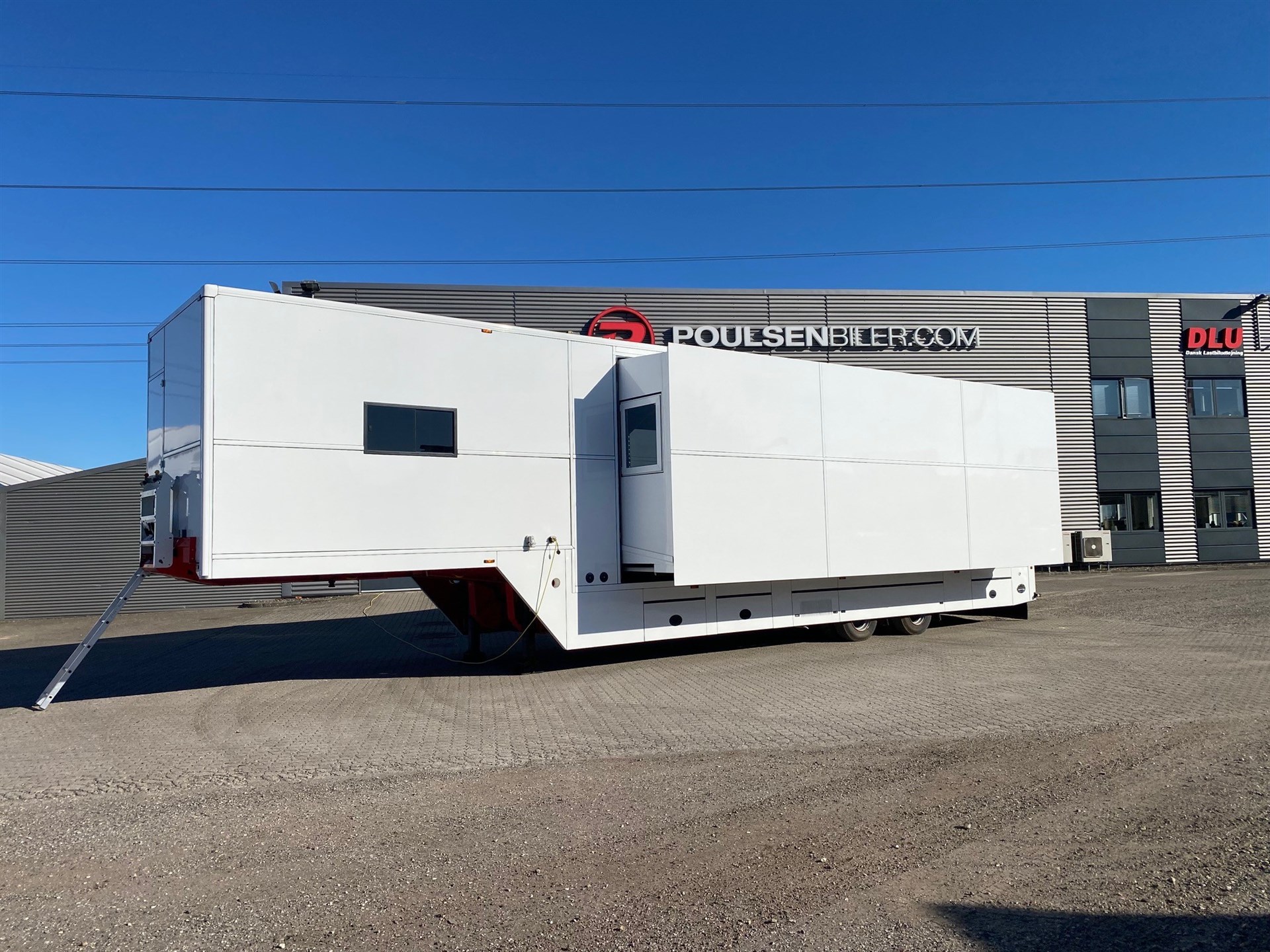 <h1 style="color:white;">UDSTILLINGSTRAILER</h1>
<p>Udstillingstrailer til messer & arrangementer</p>
<img class="icon" style="padding-top:40px; padding-bottom:40px;" 
src="/files/d5da196d-65ab-4da7-9e2a-206a8e33459c/p-logo2.png" 
/>