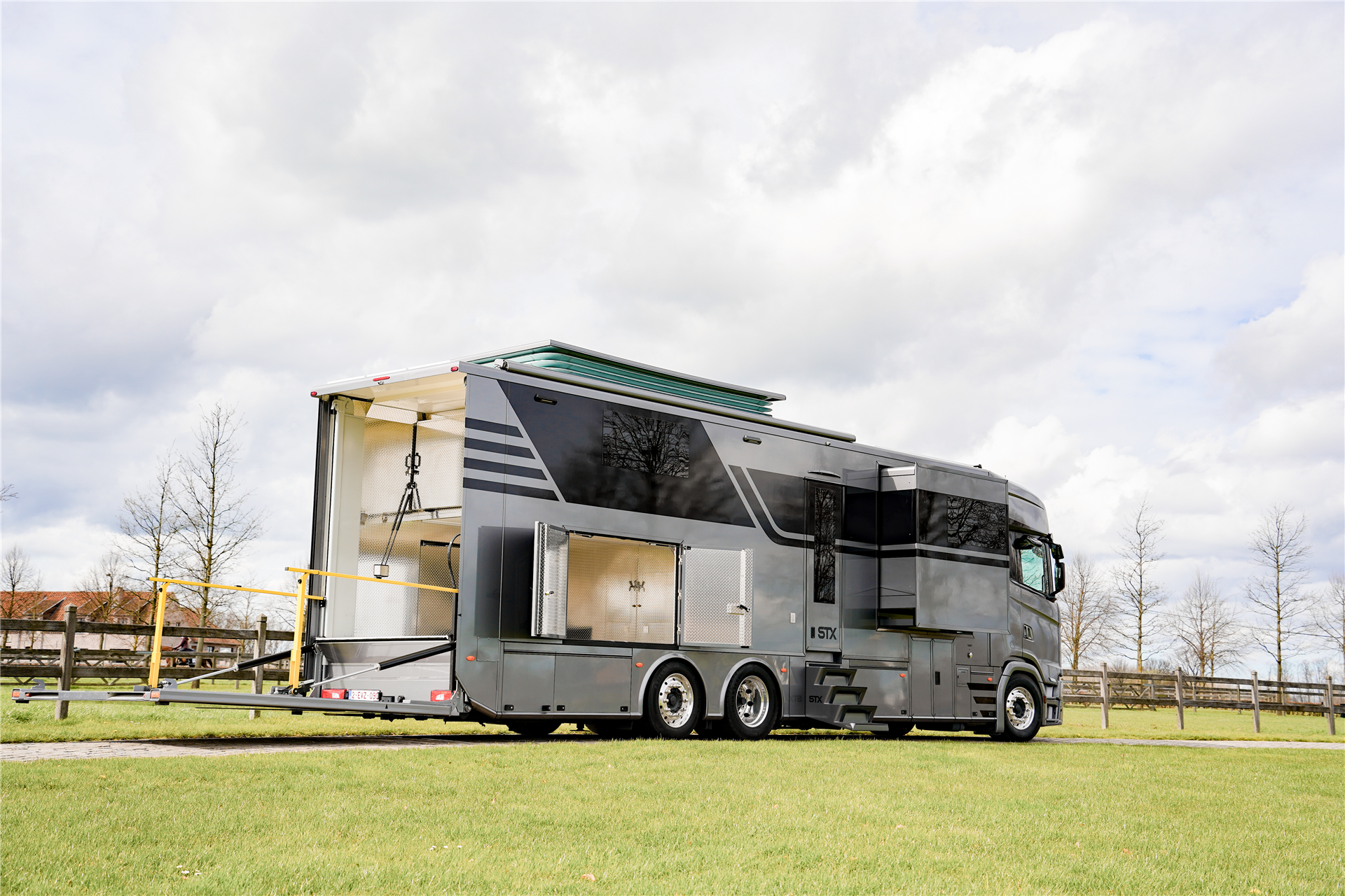 <h1 style="color:white;">Racetrucks til alle former for motorsport</h1>

<p>Hver racetruck opbygges individuelt med fokus på transport, komfort og funktionalitet. Fra garage og værksted til opholdsrum, køkken, bad og sovefaciliteter – løsningen tilpasses dine ønsker og behov.</p>

<img class="icon" style="padding-top:40px; padding-bottom:40px;" 
src="/files/d5da196d-65ab-4da7-9e2a-206a8e33459c/p-logo2.png" 
/>