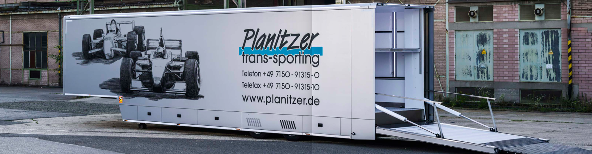 <h1 style="color:white; margin-bottom:0px;">FLADBED -  RACETRAILERS</h1>

<p>Robust og fleksibel løsning med lav indstigning og optimal stabilitet under transport.</p>

<img class="icon" style="padding-top:40px; padding-bottom:40px;" 
src="/files/d5da196d-65ab-4da7-9e2a-206a8e33459c/p-logo2.png" 
/>
