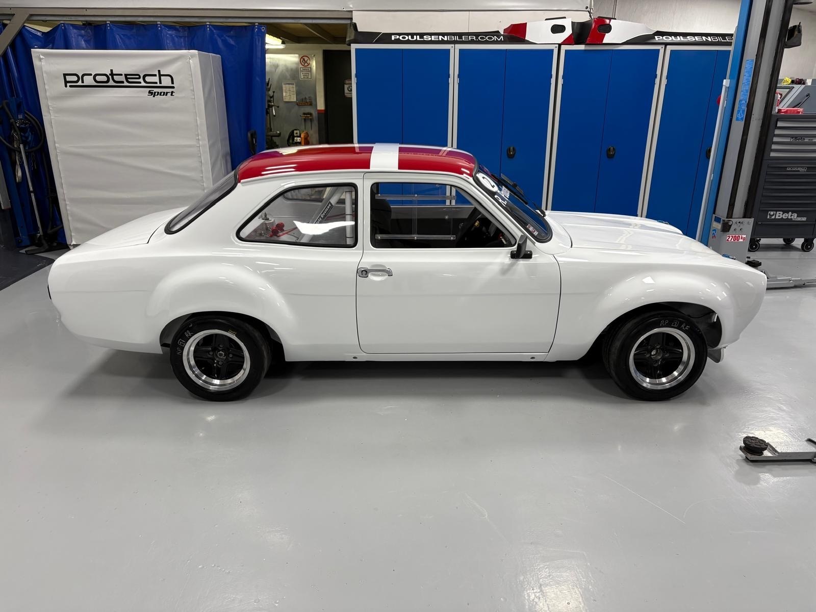 <h1 style="color:white;">FORD EXCORT BDA 1971</h1>
<p>TOP RENOVERET</p>
<img class="icon" style="padding-top:40px; padding-bottom:40px;" 
src="/files/d5da196d-65ab-4da7-9e2a-206a8e33459c/p-logo2.png" 
/>