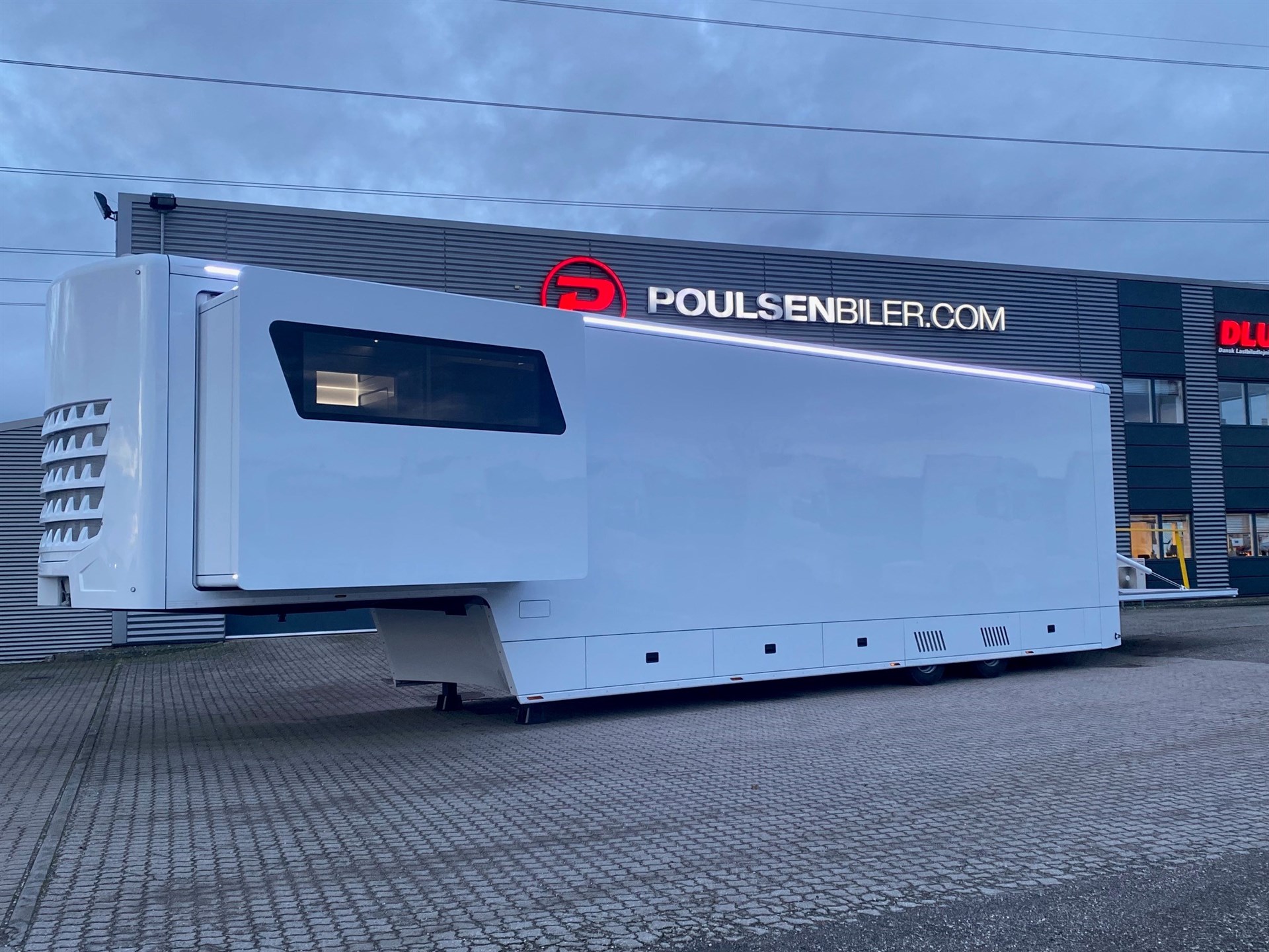 <h1 style="color:white;">RACETRAILERS</h1>
<p>Racetrailers til alt slags motorsport</p>
<img class="icon" style="padding-top:40px; padding-bottom:40px;" 
src="/files/d5da196d-65ab-4da7-9e2a-206a8e33459c/p-logo2.png" 
/>